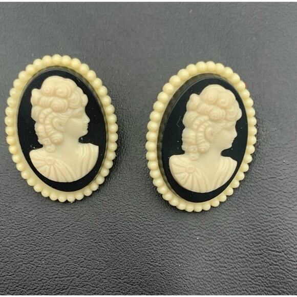 Vintage Black And Ivory Pierced Cameo Earrings Romatic Beauty - Picture 2 of 4